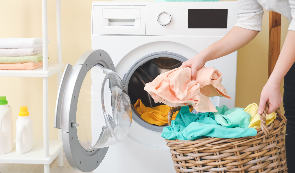 femme se stimulant avec une machine à laver
